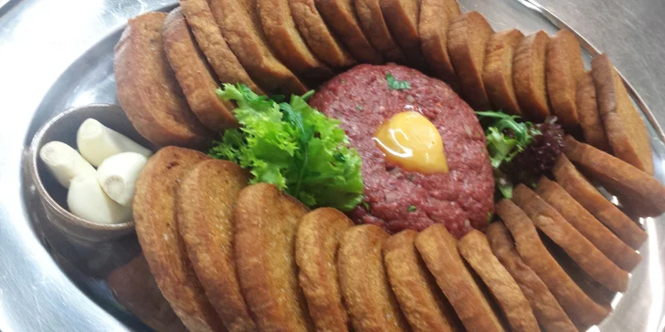 Hovězí nebo lososový tatarák: ½kilová bašta s topinkami či rozpečenou bagetkou