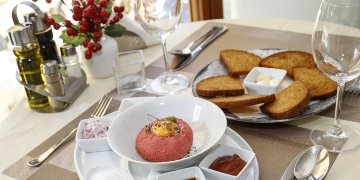 Vaří tu tradiční české speciality i mezinárodní pokrmy.