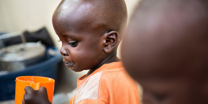 Pomozte dětem ohroženým hladomorem v Jižním Súdánu: speciální výživa a léčba