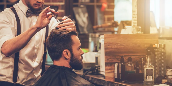 Proměna ve šviháka klasickou metodou: Péče o vousy i vlasy v barber shopu