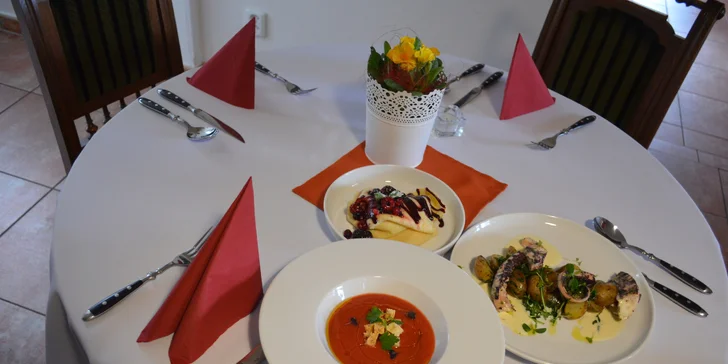 3chodové degustační menu: krémová polévka, chapadla z kalamárů a palačinky