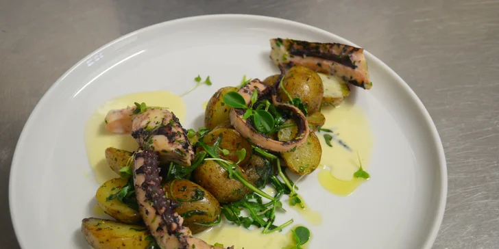 3chodové degustační menu: krémová polévka, chapadla z kalamárů a palačinky