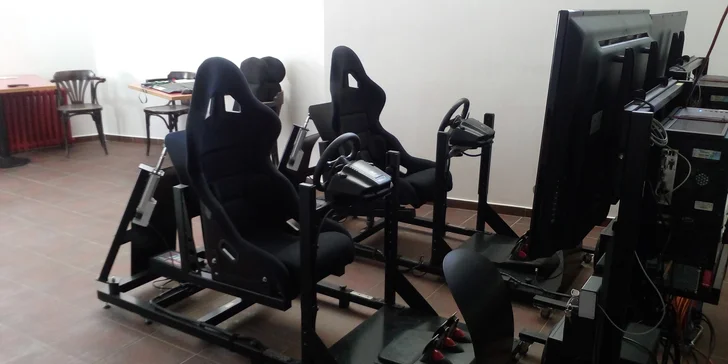 Realistický závodní simulátor Formula 1 až pro 4 kamarády