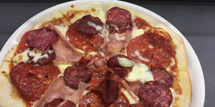 Italská pizza dle vlastního výběru: s rajčatovým i smetanovým základem