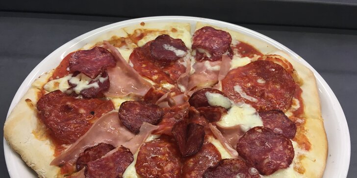 Italská pizza dle vlastního výběru: s rajčatovým i smetanovým základem