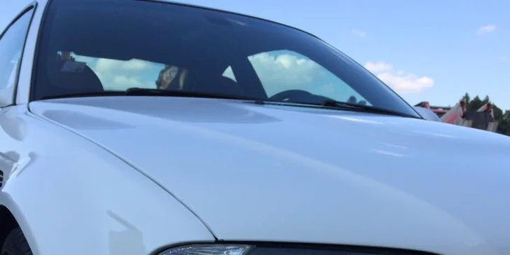 Čištění auta horkou párou, která odstraňuje nečistoty a je šetrná k přírodě
