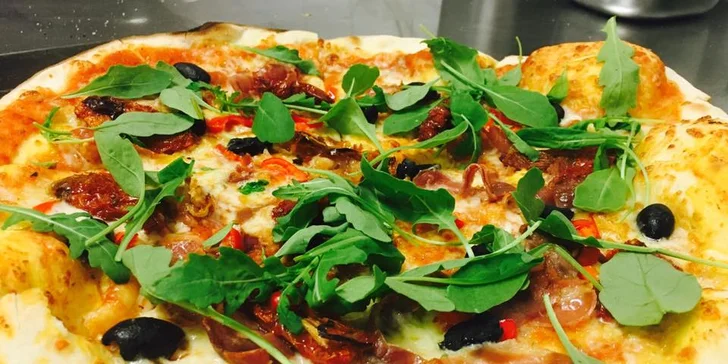 Italská pizza dle vlastního výběru: s rajčatovým i smetanovým základem