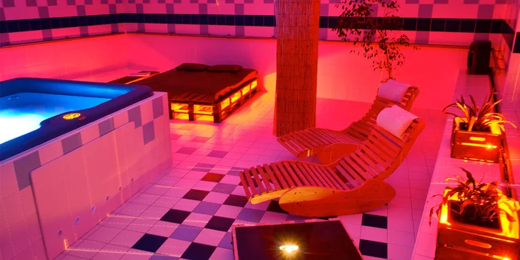 2hodinový relax v soukromém wellness s vířivkou a saunou pro dva