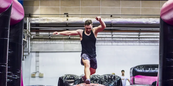 Jump Arena Zličín: hodina zábavy na trampolínách a nafukovacích atrakcích