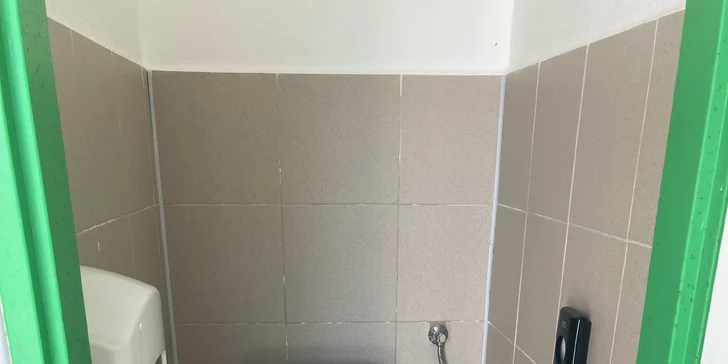 Společné sociální zařízení (sprchy, umyvadla a WC) a kuchyňka se nachází nedaleko teepee. Do sprch je nutné si zakoupit žeton (30 Kč/1 ks).