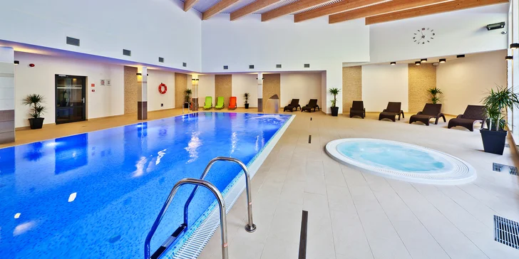 Každý deň máte v cene neobmedzený wellness s bazénom a vírivkou, večer je v prevádzke aj sauna.