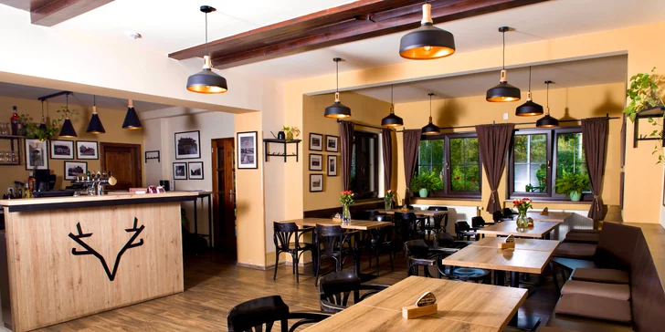 V areálu je restaurace s přímým vstupem do zahrady. 