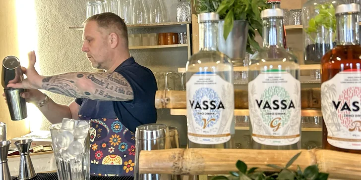 Užijte si 5 hodin ve společnosti profesionálních barmanů HoaxPubu na Smíchovské náplavce.