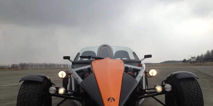 5km jízda po letišti v jednom z nejrychlejších vozů světa ARIEL ATOM 3