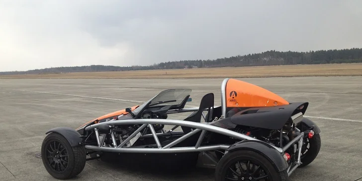 5km jízda po letišti v jednom z nejrychlejších vozů světa ARIEL ATOM 3