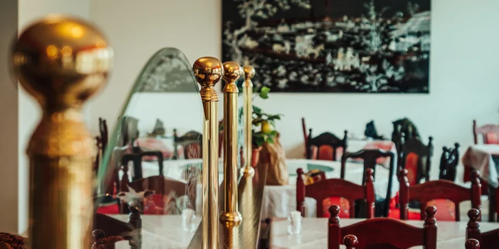 Při objednávce většího menu vás čekají i další speciality, např. aromatické hovězí s římským kmínem nebo půlka slavné pekingské kachny.