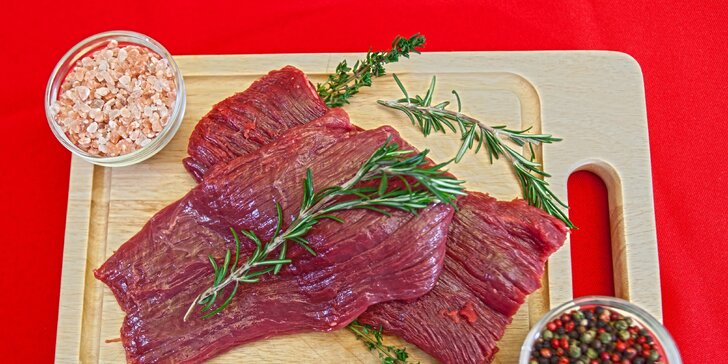 Ve dvou na maso: Pořádný hovězí flank steak s pepřovou nebo houbovou omáčkou
