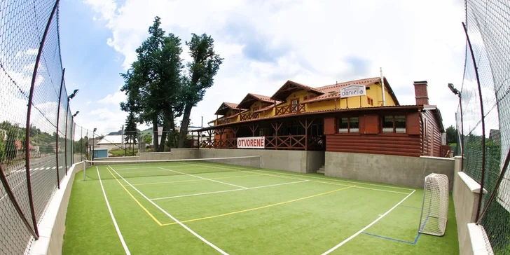 Venkovní hřiště je vám plně k dispozici, zahrajte si fotbal, tenis, volejbal...