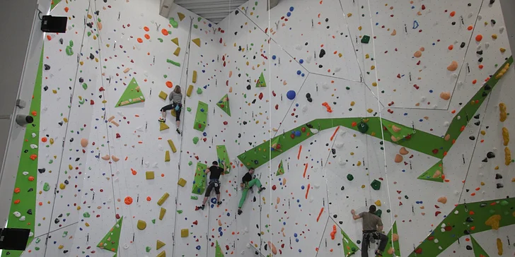 Lezení na stěně nebo boulderu pro děti i dospělé: dohled instruktora i vybavení