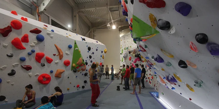 Lezení na stěně nebo boulderu pro děti i dospělé: dohled instruktora i vybavení