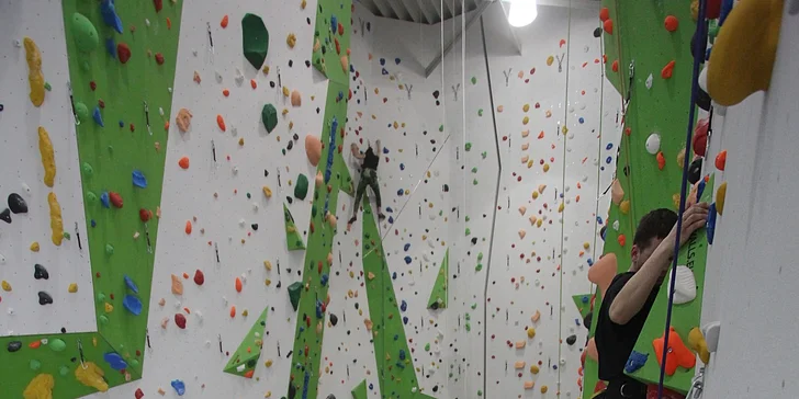 Lezení na stěně nebo boulderu pro děti i dospělé: dohled instruktora i vybavení