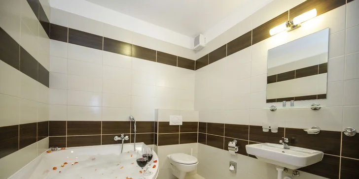  V koupelně apartmánu je vana. 