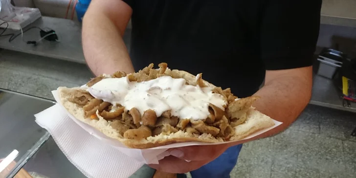Dobrota do ruky s sebou: hovězí kebab nebo falafel v tortille, v chlebu i se salátem