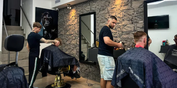 Na výběr máte klasický střih, úpravu vousů, holení i kompletní balíček. 