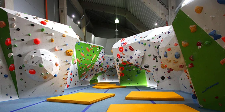 Lezení na stěně nebo boulderu pro děti i dospělé: dohled instruktora i vybavení