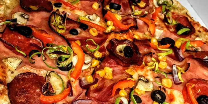 Hodina bowlingu a 2 pizzy dle výběru ve stylovém baru s atmosférou bazaru
