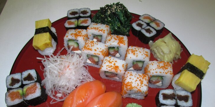 Hostina v japonském stylu: 28 kousků sushi nebo 2 polévky a 46 kousků sushi