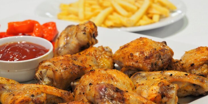 Pořádná nálož jídla: 1 kg kuřecích křídel s přílohou a omáčkou U Kormidla