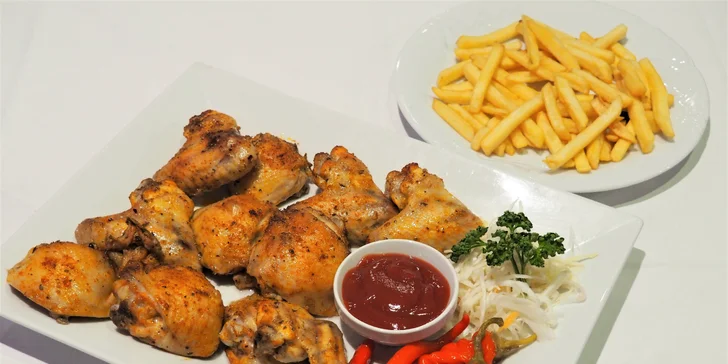 Pořádná nálož jídla: 1 kg kuřecích křídel s přílohou a omáčkou U Kormidla