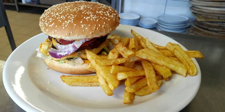 Americká klasika: dva burgery s 200 gramy hovězího, domácí hranolky a Pepsi