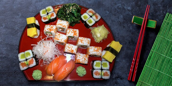 Hostina v japonském stylu: 28 kousků sushi nebo 2 polévky a 46 kousků sushi