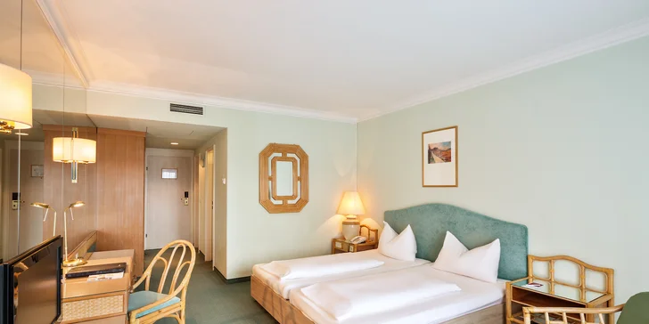 Najdete tu také LCD televizi s integrovaným rádiem, připojení k Wi-Fi a minibar.