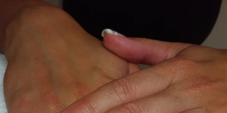 Krásné ruce: Kompletní manikúra s lakováním Shellacem včetně masáže rukou
