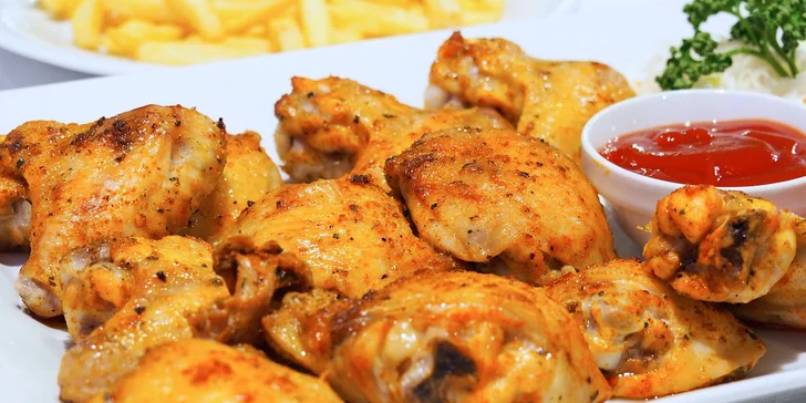 Pořádná nálož jídla: 1 kg kuřecích křídel s přílohou a omáčkou U Kormidla