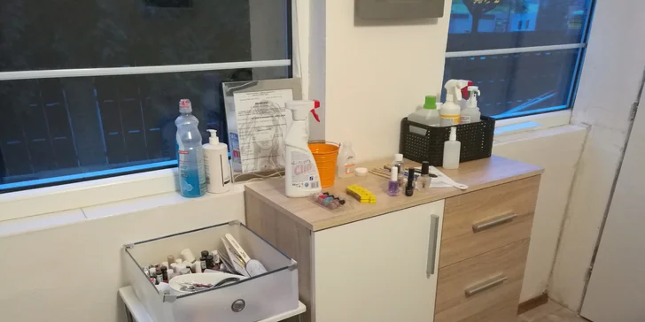 Příjemná mokrá pedikúra s lakováním a masáží