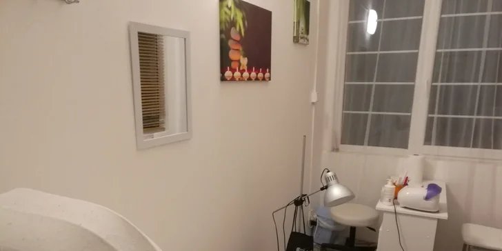 Příjemná mokrá pedikúra s lakováním a masáží