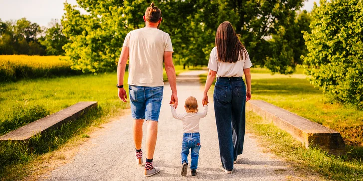 Před objektiv si můžete stoupnout s celou rodinou, se svou láskou, případně si vybrat new born nebo těhotenské focení.