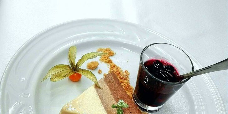 Luxusní romantika: pokoj s vířivou vanou, degustační večeře, víno, wellness
