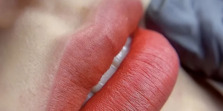 Rty jsou barveny jemnou technikou Aquarelle Lips, která pracuje s detailním stínováním.