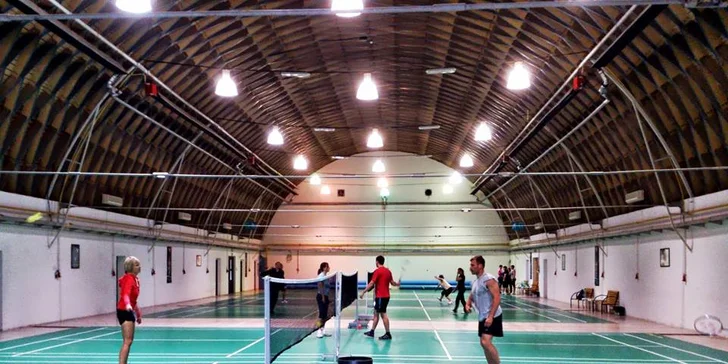 Ranní či dopolední hodinka na badmintonovém kurtu