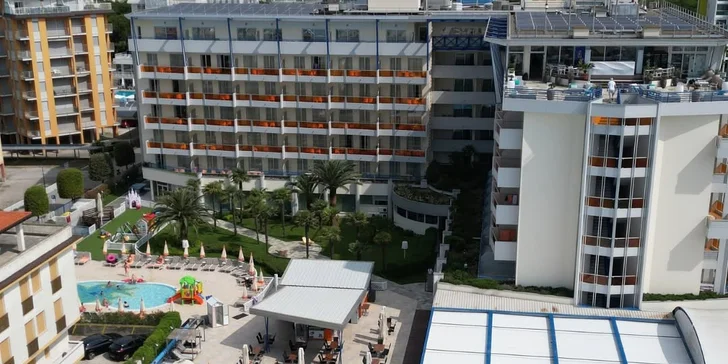Bibione Palace Hotel**** má i venkovní bazén.