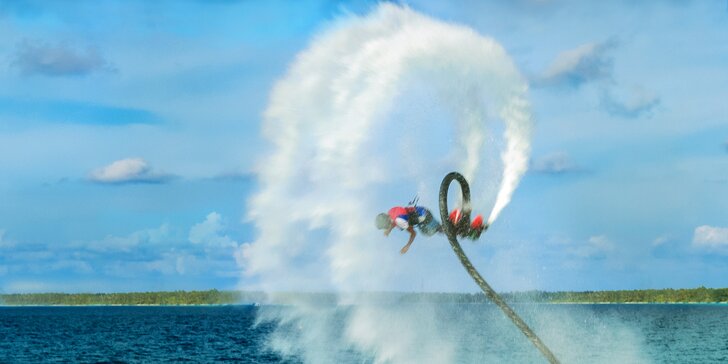 Superhrdinou ve vodě i ve vzduchu: Vodní létání flyboard