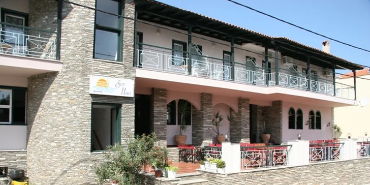 Letecky na Chalkidiki: 8 dní v hotelu s polopenzí a bazénem 50 metrů od pláže