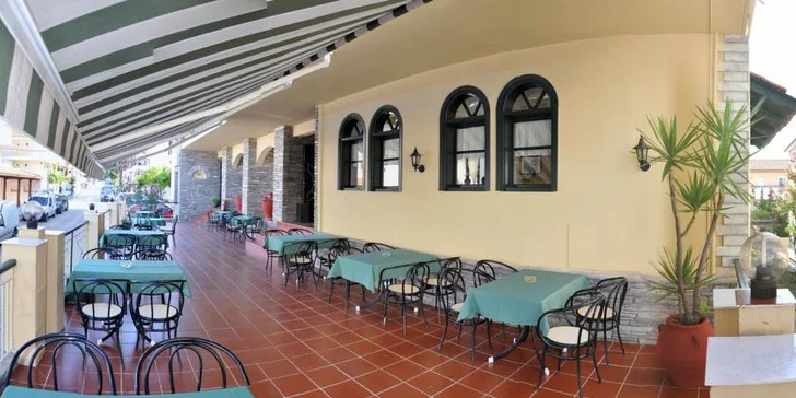 Letecky na Chalkidiki: 8 dní v hotelu s polopenzí a bazénem 50 metrů od pláže