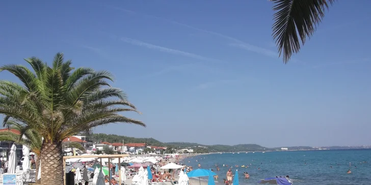 Letecky na Chalkidiki: 8 dní v hotelu s polopenzí a bazénem 50 metrů od pláže