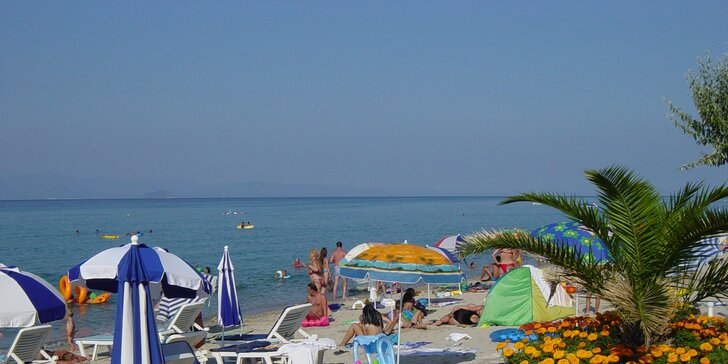 Letecky na Chalkidiki: 8 dní v hotelu s polopenzí a bazénem 50 metrů od pláže
